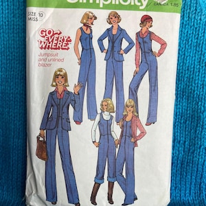 Op de afbeelding: Simplicity naaipatroon nummer 7887 voor een jumpsuit en een ongevoerd blazer. Het patroon is voor maat 10 miss en heeft vier verschillende stijlen voor de jumpsuit en de blazer.