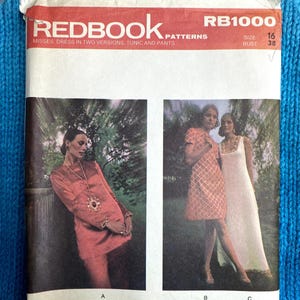 Puede incluir: Sobre de patrón de costura vintage para un vestido de mujer en dos versiones, una túnica y unos pantalones. El patrón es de Redbook Patterns y es talla 16, pecho 38. El sobre presenta una foto de dos modelos con el vestido.