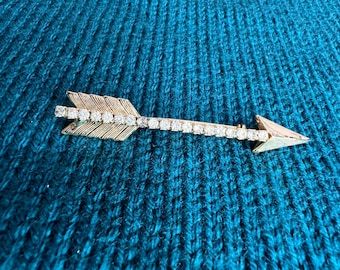 Broche de alfiler con forma de flecha, tono dorado, diamantes de imitación, artículo vintage sin usar