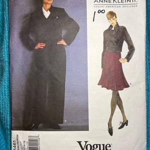 Puede incluir: Un patrón de costura para un abrigo largo negro y una chaqueta corta negra con falda. El patrón es de Anne Klein II, Vogue American Designer. El número del patrón es 1461.