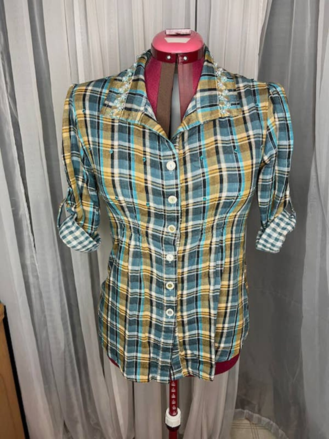 Blusa abotonada a cuadros con cuello de cuentas azul mostaza