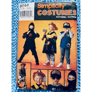 Puede incluir: Patrón Simplicity 8644 para disfraces de niños. El patrón incluye cinco disfraces diferentes: un ninja, un bombero, un oficial SWAT, un vaquero y un policía. El patrón es para tallas pequeñas a grandes.