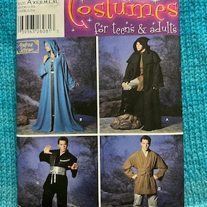Puede incluir: Patrón de disfraz Simplicity con cuatro diseños de disfraces para adolescentes y adultos. Los diseños incluyen una túnica con capucha, una capa negra, un atuendo de artes marciales y una túnica con cinturón. El patrón incluye el texto "Costumes for teens & adults."