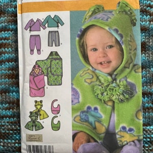 Simplicity 4434 boby hood top pant swaddle bib pattern