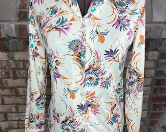 Blusa floral años 70 con botones en naranja, verde y rosa brillante.