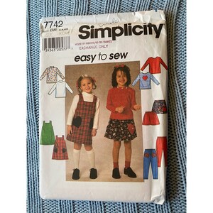 Pode incluir: Padrão de costura Simplicity número 7742 para roupas de meninas. O padrão inclui instruções para fazer um vestido, uma saia e uma blusa. O padrão é fácil de costurar e inclui uma variedade de tamanhos.