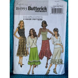 Puede incluir: Un patrón de costura para cuatro faldas diferentes. El patrón se llama "Fashion Express 2 Hour Pattern" y es de Butterick. El número del patrón es B4993. El patrón es para las tallas XS, S y M.