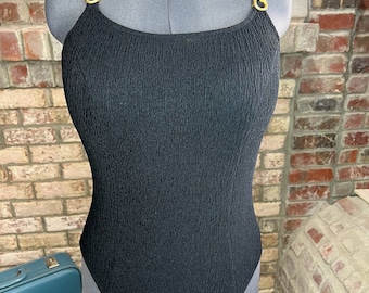 Traje de baño de una pieza Jantzen Vintage negro texturizado con hebillas doradas