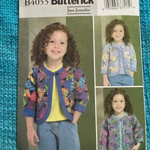 Könnte beinhalten: Ein Schnittmuster für einen Kindercardigan. Das Schnittmuster ist von Butterick und ist für die Größen 4, 5 und 6. Das Schnittmuster heißt "Just Jennifer".