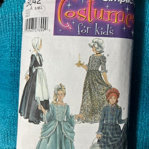 Puede incluir: Un patrón de costura para disfraces de niños. El patrón incluye tres disfraces diferentes: un vestido colonial, un vestido de pionera y un vestido de peregrina. El patrón es de Simplicity y es para las tallas S, M y L.