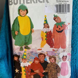 Puede incluir: Un patrón de costura Butterick para disfraces infantiles. El patrón presenta varios diseños de disfraces, incluyendo una tortuga, un payaso, una calabaza y otros trajes con temas de animales. El número de patrón es 5142.
