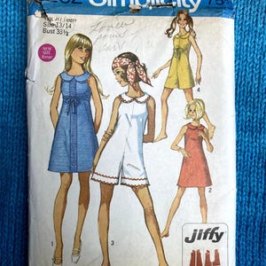 Op de afbeelding: Simplicity naaipatroon nummer 8262 voor een Jiffy mini-broekrok. Het patroon bevat drie aanzichten: een blauwe jurk met witte bies, een witte jurk met bruine bies en een rode jurk met witte bies. Het patroon is voor maten 13-14 en heeft een borstomvang van 85 cm.