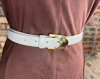 Cinturón Liz Claiborne de piel auténtica, hebilla en forma de D, color gris dorado, años 90