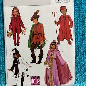 Puede incluir: Un patrón de costura para disfraces de niños. El patrón incluye cuatro disfraces: una capa roja con capucha, un disfraz de Robin Hood verde y marrón, una capa morada con capucha y un disfraz de bufón blanco y negro. El patrón es de Butterick y tiene el número B4319.