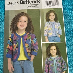 Può includere: Un modello di cucito Butterick, B4055, con una giacca per bambini con un design patchwork. Il modello include più viste della giacca in diversi colori e motivi. La giacca ha un colletto rotondo e una chiusura con bottoni. Il modello è su sfondo bianco.