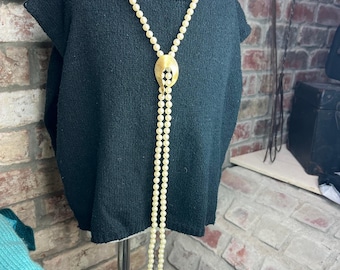 Collar con broche y colgante de perlas de imitación, estilo vintage de los años 50.
