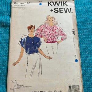 Puede incluir: Patrón de costura Kwik Sew vintage 1861. El patrón presenta ilustraciones de dos tops diferentes. La portada es blanquecina con el logotipo y texto de Kwik Sew. Diseñado por Kerstin Martensson. Tallas XS-XL.