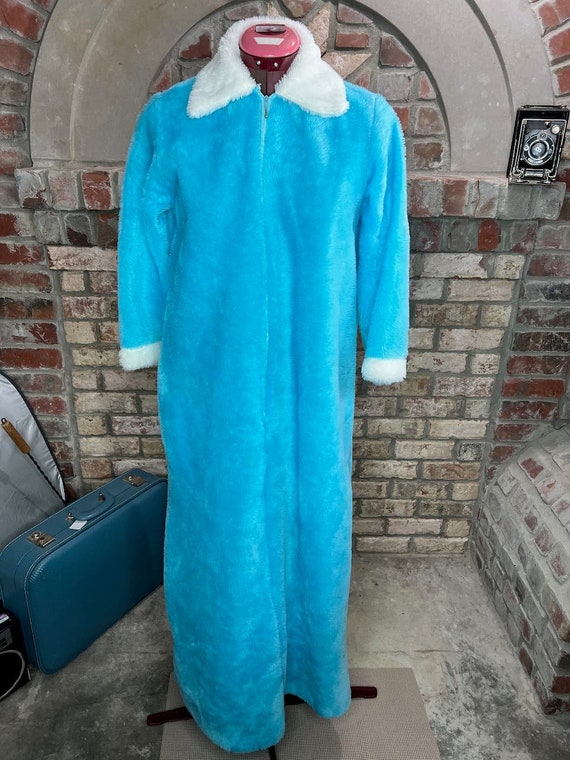 robe fuzzy long zip front blue white one pocket