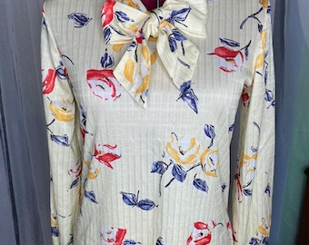 Blusa con lazo de gatito y estampado floral de acuarela, amarillo y rojo