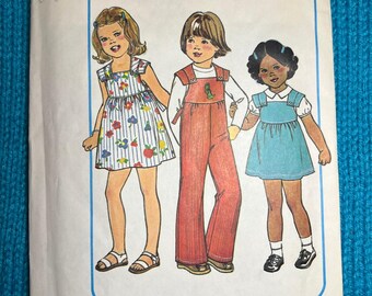 Schlichter Kinderoverall mit Schnittmuster 7990, Größe 56
