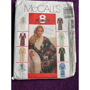 Może przedstawiać: Wzór szycia na szlafrok w czerwono-czarno-białym wzorze. Wzór pochodzi od McCall's i nazywa się "Great Looks". Numer wzoru to 9636.