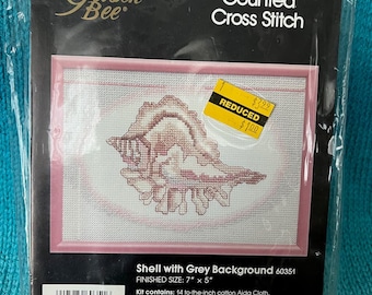 Gouden bijenschelp met grijze achtergrond 60351 borduurpakket