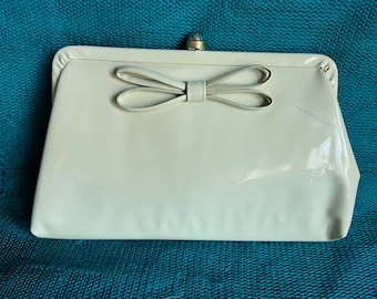 Bolso de mano tipo clutch de vinilo color topo