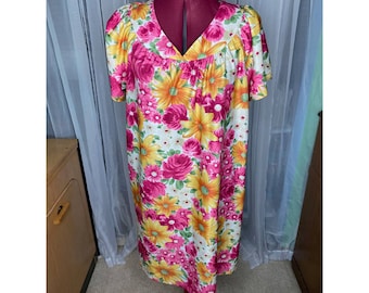 Vestido de casa con estampado floral de Anthony Richards, mangas abullonadas, rosa y naranja