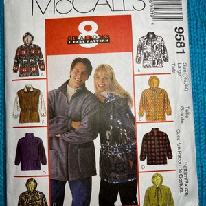 Op de afbeelding: Een McCall's naaipatroon met afbeeldingen van verschillende jassen, waaronder een man en een vrouw die jassen dragen. Het patroon bevat de tekst "Great Looks 1 Easy Pattern". Maat Large (42,44).