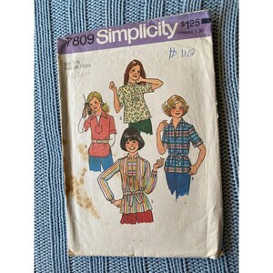 以下が含まれることがあります： 若いジュニア/ティーン向けトップス用のヴィンテージSimplicity裁縫パターン7809。 パターン封筒にはトップスのイラストが描かれています。 価格は1.25ドルです。 封筒は少し摩耗しており、手書きのメモがあります。