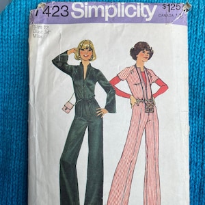 Op de afbeelding: Simplicity naaipatroon nummer 423 voor een jumpsuit. Het patroon is voor maat 12, borstomvang 86 cm, en is voor dames. Het patroon toont twee modellen die de jumpsuit dragen, een in effen groen en de andere in een rood-wit gestreepte stof.
