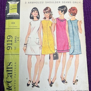 Op de afbeelding: Vintage McCall's patroon voor een Misses' Wrap-A-Rounder jurk in zes versies. De omslag toont illustraties van vrouwen in witte, gele, roze en blauwe jurken. Het patroon is maat small, 8-10, en kost 65¢.
