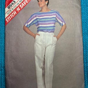 Könnte beinhalten: Ein Vintage-Schnittmuster für ein Damen-Oberteil und eine Hose. Das Schnittmuster ist für die Größen 12-14-16 und stammt von der Marke Stitch 'N Save. Das Schnittmuster zeigt eine Frau, die ein gestreiftes Oberteil und eine weiße Hose trägt.