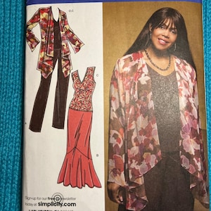 Puede incluir: Patrón de costura Simplicity número 3894 para una blusa y una falda para mujer. El patrón incluye una blusa de manga larga con estampado floral y una falda con vuelo en el dobladillo. El patrón es de la colección Khaliah Ali y está disponible en las tallas 10, 12, 14, 16 y 18.