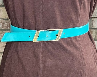 cinturón cuero vegano azul agua verde azulado tono dorado hebilla inclinada geométrica década de 1980