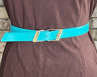 Cinturón de piel vegana, color azul aguamarina, verde azulado, dorado, hebilla geométrica inclinada, años 80