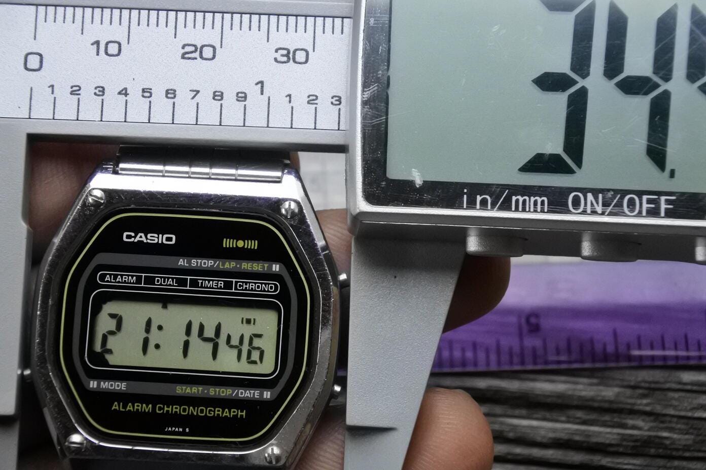 Vintage Casio 145 SA 52 Slim LCD DIGITAL Men Quartz Watch Japan