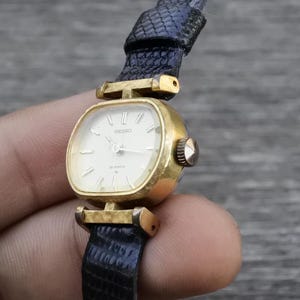 Vintage Seiko Gold Plated 17 7370 Yellow Dial Lady Hand Winding Watch Japan Cushion Shape 21mm