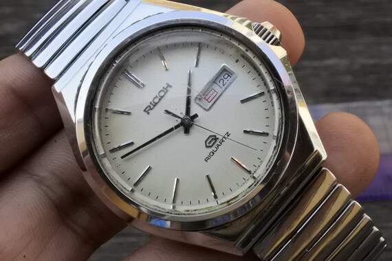 ☺︎ RICOH silver RIQURTZ ︎ RICOH silver RIQURTZ RARE Vintage Silver-tone Ricoh Watch | Day
