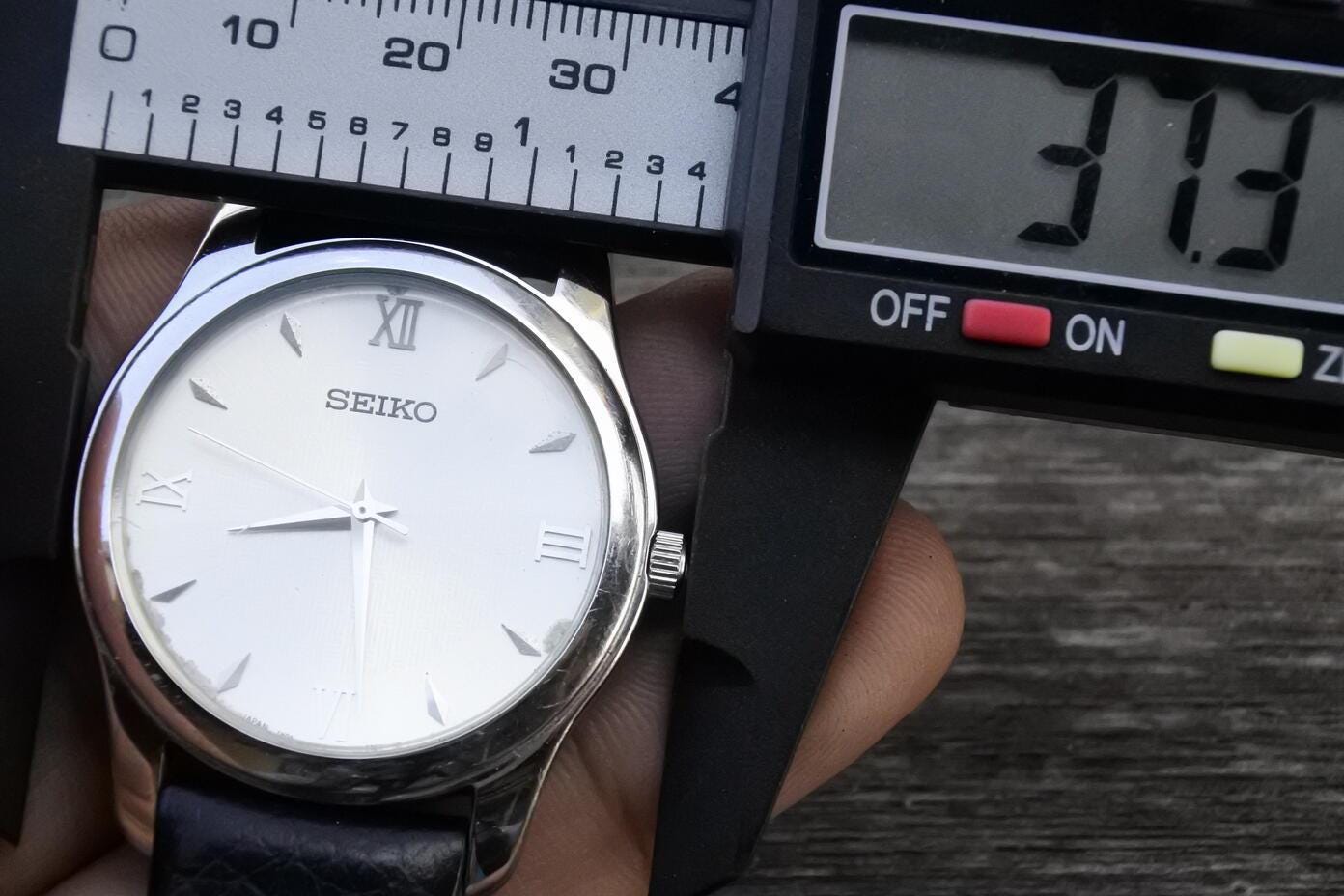 Vintage Seiko 7N01 0DE0 White Dial Men Quartz Watch Japan