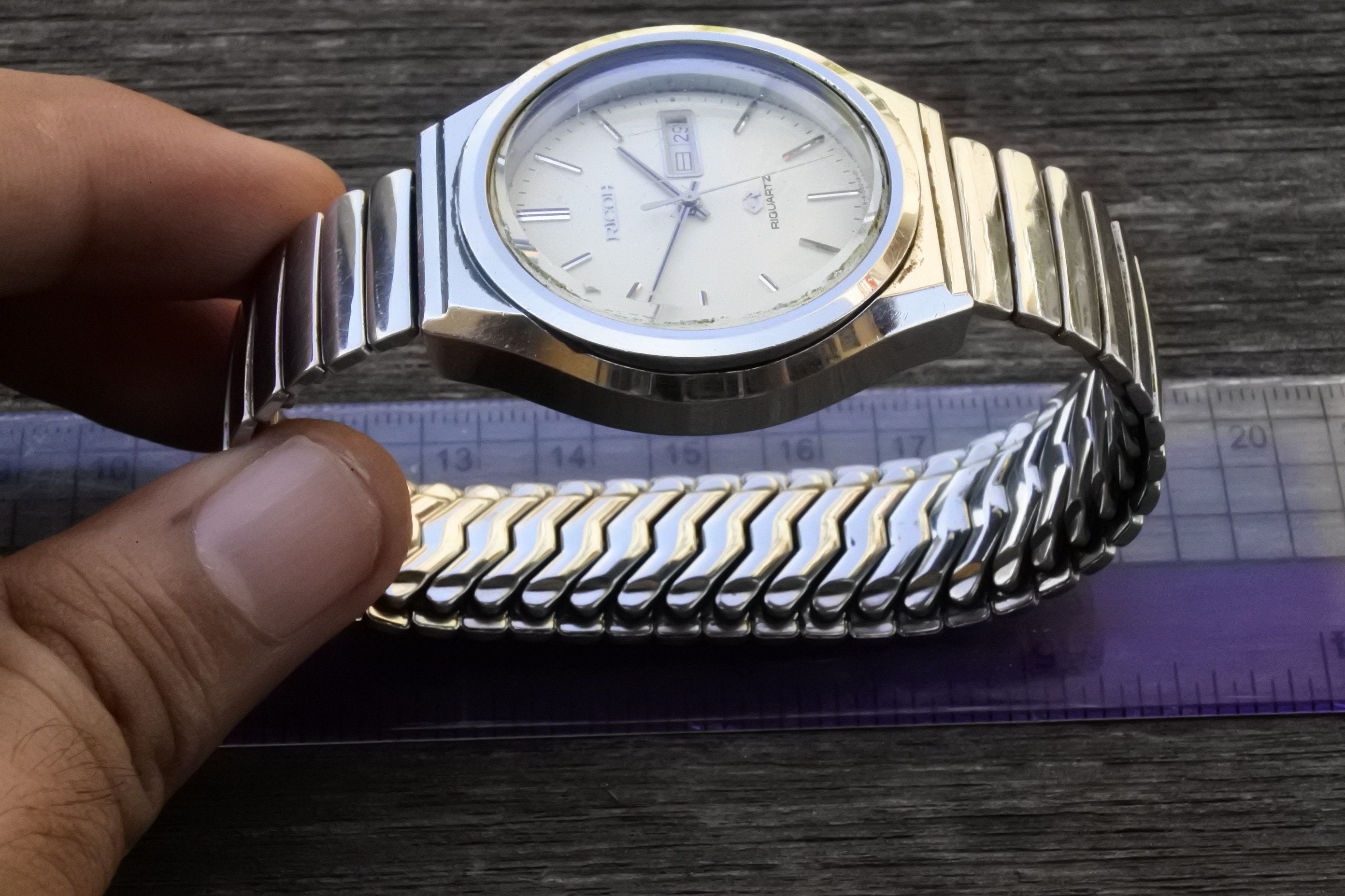 Vintage Ricoh Riquartz KANJI DATE White Dial Men Quartz Watch