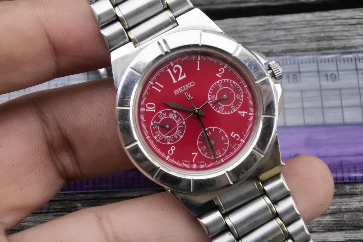 Vintage Seiko 5Y89 0B30 Red Dial Lady Quartz Watch Japan Round Shape 35mm