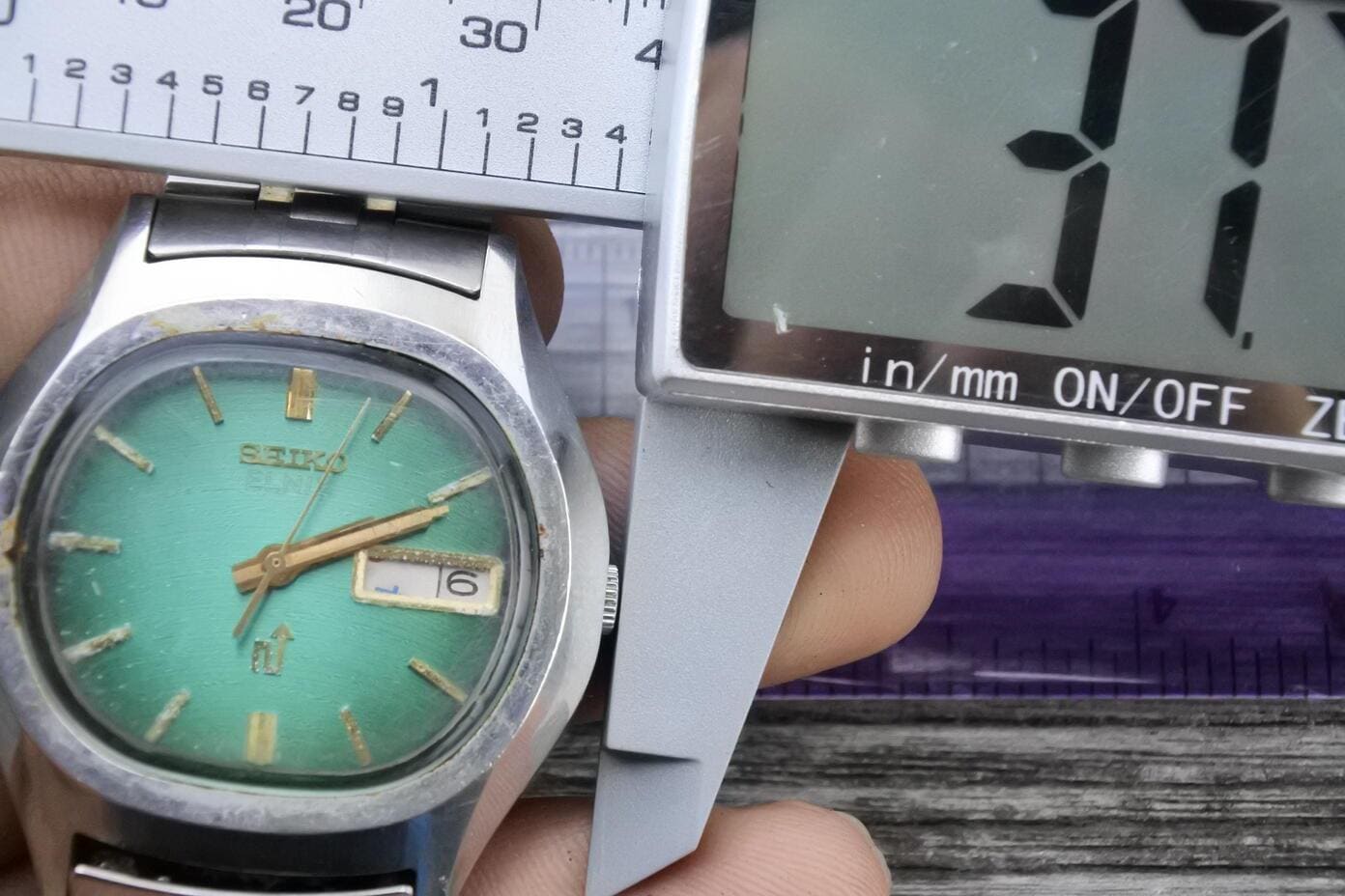 Vintage Seiko Elnix 0703 5000 Green Dial Men Quartz Watch Japan