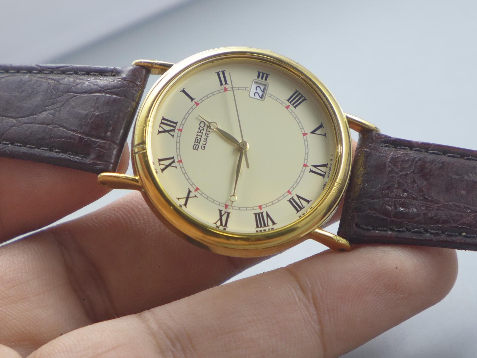 Vintage Seiko 7N42 8250 Roman Numeric Dial Men Quartz Watch Japan