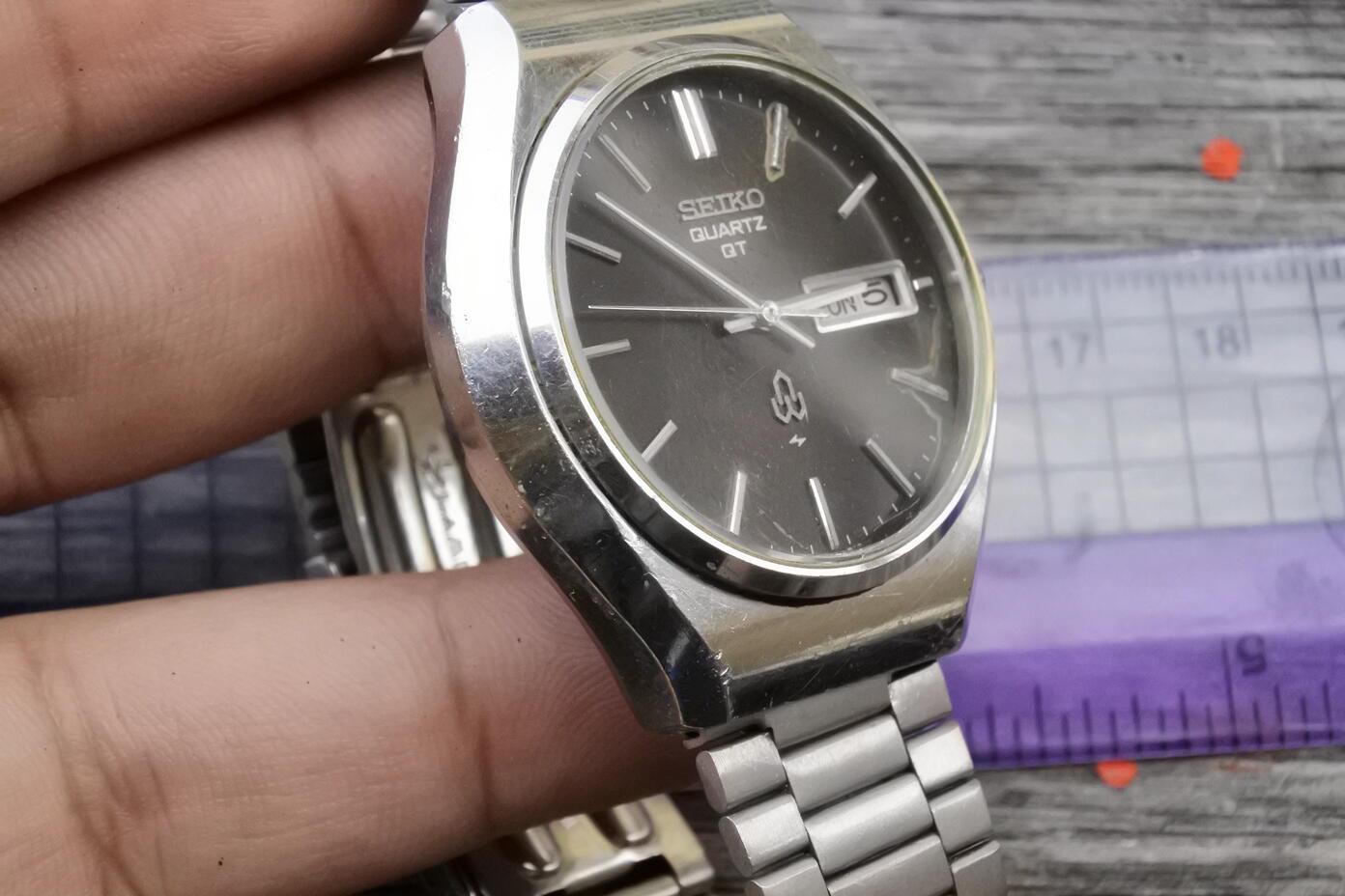 Vintage Seiko QT 0823 8010 Black Dial Men Quartz Watch Japan Round