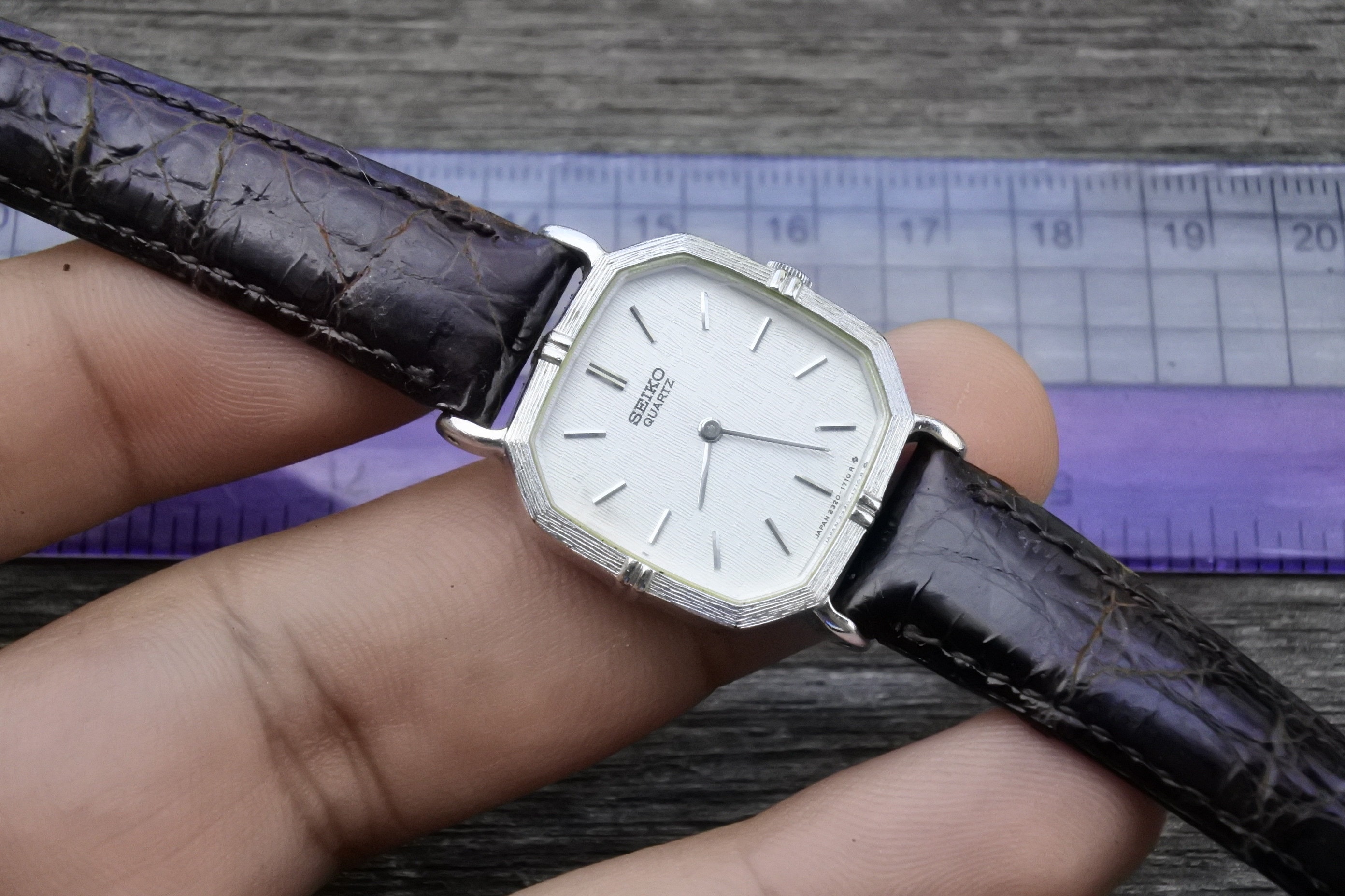 Vintage Seiko Gold Plated 2320 5920 Textured Dial Lady