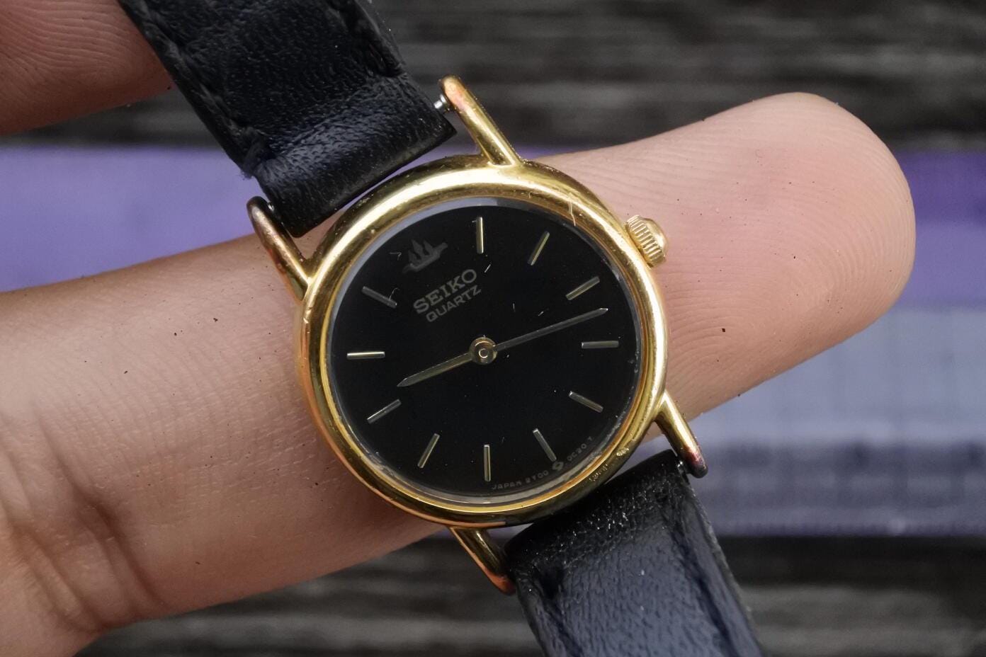 Vintage Tiny Seiko 2Y00 0A10 Black Dial Lady Quartz Watch 