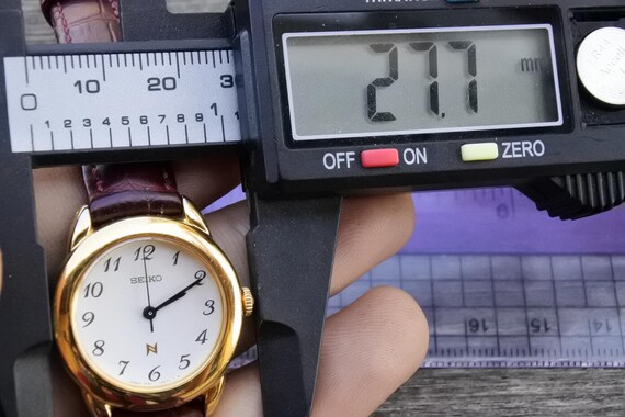 【稼働/良品】SEIKO クオーツ 1F21-0A50 MOOREA アイボリー 稼働/良品】SEIKO クオーツ 1F21-0A50 MOOREA アイボリー
