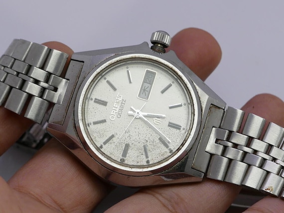 Vintage Orient KANJI DATE White Dial Men Quartz Watch Japan Round
