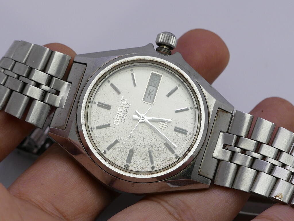 Vintage Orient KANJI DATE White Dial Men Quartz Watch Japan Round